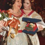 Conchita Márquez Piquer y su madre, Concha Piquer, vestidas de falleras