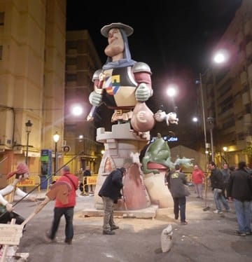 La falla Leones-Poeta Mas y Ros, esta madrugada de plantà.