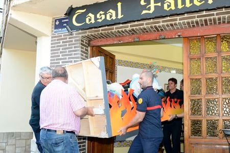 Entrega del ninot de L'Antiga al Cuerpo de Bomberos (2)