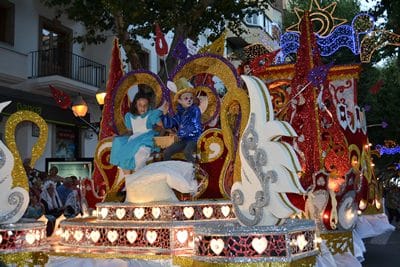 la falla oeste guanya el primer premi de les carrosses de denia