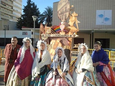 Falleros de Elda leyendo en San Francisco de Sales