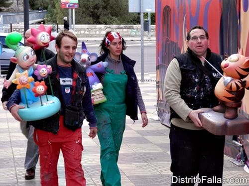 Entrega de figuras para la Exposición del Ninot