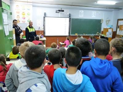 Charlas sobre pirotecnia de la policía local de Benetússer