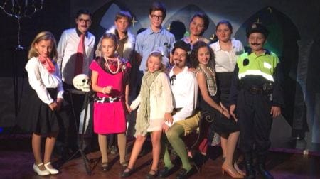 El grupo de teatro ganador, de la Falla Avinguda.