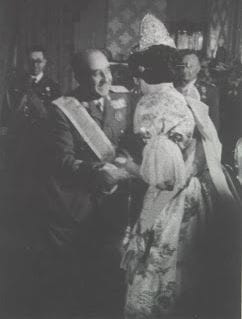 Franco recibiendo bunyol de brillants en 1947, de manos de la fallera mayor de Valencia Amparo Casanova