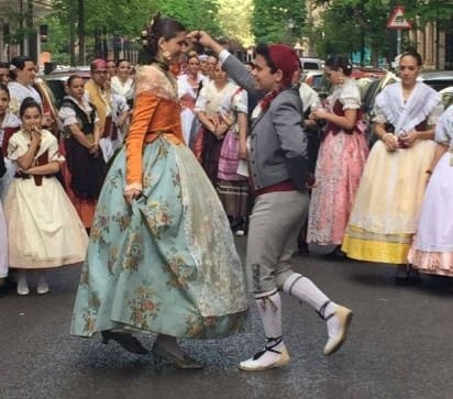 Dansà de la creu en la Falla Jacinto Benavente-Reina Doña Germana 2015.