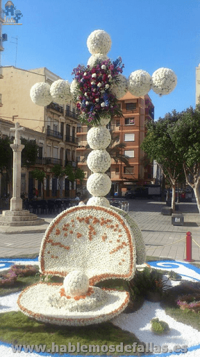 Cruz de la Falla Plaça de la Creu-Els Àngels 2015 (foto cedida por Hablemosdefallas.es).