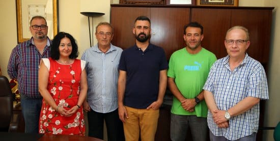 Pere Fuset reunido con la directiva del Gremio de Artistas Falleros de Valencia