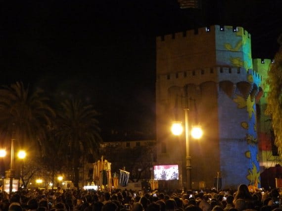 Crida con ‘Ja estem en Falles!’ en estéreo