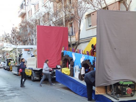 Las carrozas de Duque de Gaeta, preparándose para salir hacia la Cabalgata del Ninot.