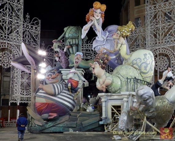 La falla de Cuba-Literato Azorín de 2016, de Carlos Carsí, durante la plantà.