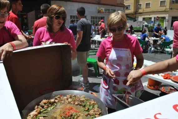 Paellas, 200 personas y fiesta en la Falla París Pedrera