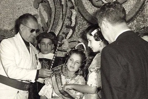 Lolita Alfonso, fallera mayor infantil de Valencia de 1961, durante la imposición de su banda