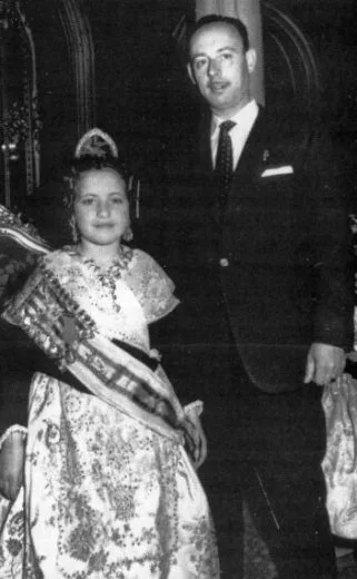 Lolita Alfonso, fallera mayor infantil de València de 1961, con el delegado de infantiles de JCF (foto: "Fallas infantiles, juego y tradición")