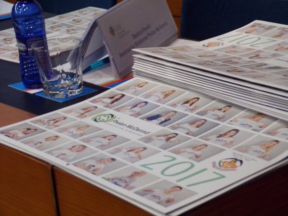 Dieciocho falleras mayores de calendario (solidario)