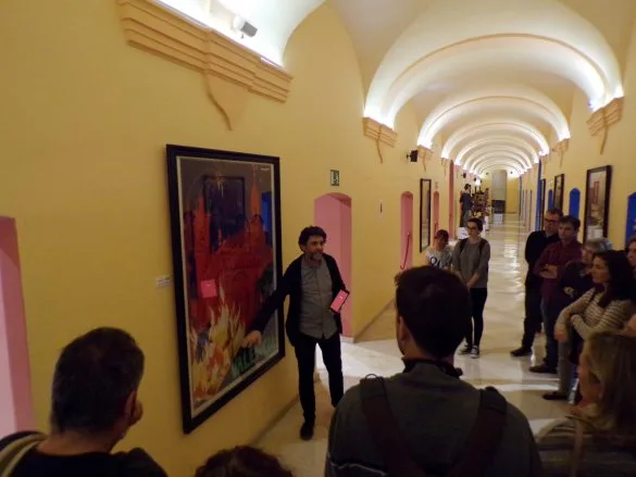 Ibán Ramón explicando carteles falleros en el Museo Fallero de Valencia