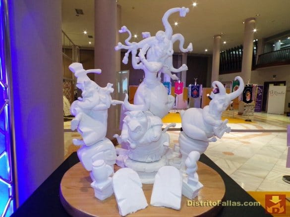 Falla General Barroso-Litógrafo Pascual y Abad 2017. Lema: "Endeudats". Artista: Luis Espinosa.