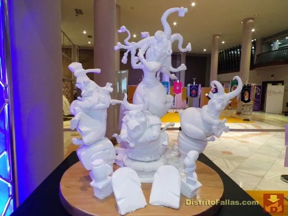 Falla General Barroso-Litógrafo Pascual y Abad 2017. Lema: "Endeudats". Artista: Luis Espinosa.