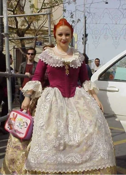 Alaska vestida de valenciana (foto de Twitter)