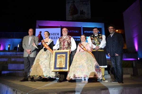 Pregonero y falleras mayores en la Crida de Dénia 2019