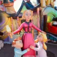Ninot de mujer abrazada por niños (Falla Oeste, Dénia)