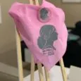Pañuelo y chapa a beneficio de la Fundación Ronald McDonald (Falla Carrera de Malilla-Isla Cabrera)