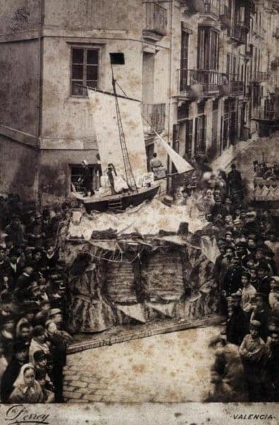 Falla de la calle Maldonado, 1889. Una de las dos fotos más antiguas de fallas conservada (foto Derrey)