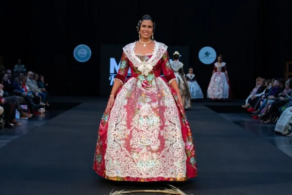 Desfile de indumentaria valenciana en Feria Valencia (foto: Feria Valencia)