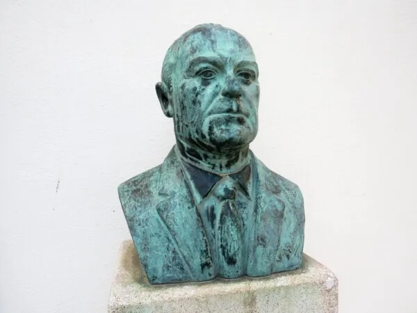 Busto de Regino Mas en la puerta del Museu Faller de València