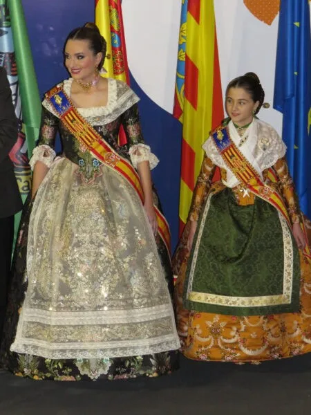 Consuelo Llobell y Carla García, falleras mayores de València 2020, en la inauguración de la Exposición del Ninot