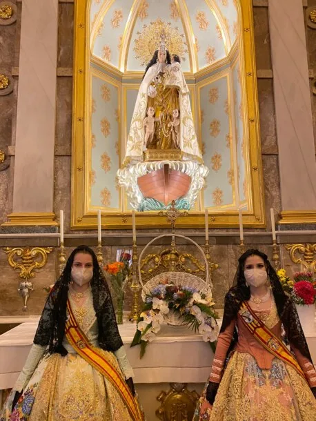 Las falleras mayores de Dénia, en la misa del 19 de marzo de 2021 (foto: JLF Dénia)