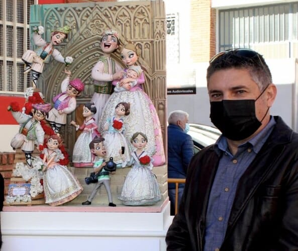 Enric Ginestar con el ninot indultat infantil de València de 2020