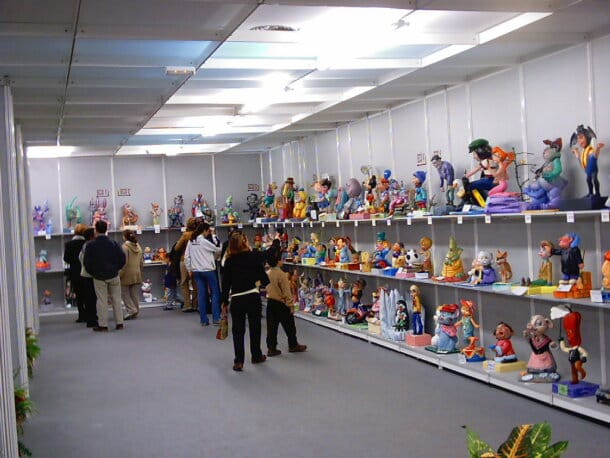 Exposición del Ninot en el sótano del Mercado de Ruzafa (2003) Vista de la Exposición del Ninot de 2003