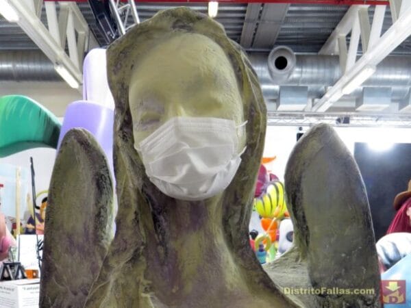 Ninot con mascarilla de la Falla Plaza del Ángel, 2021; artista: Fent d'Encàrrec