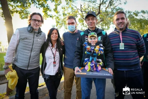 Valentino Rossi recibe un ninot de regalo en su despedida de las motos