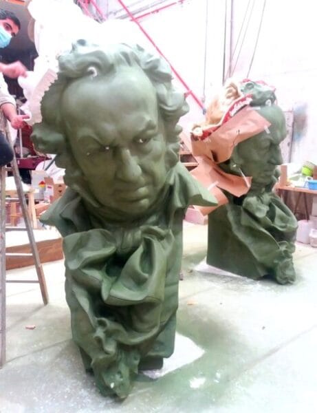 Reproducción del Premio Goya en el taller de Sergio Carrero (foto: Gremio de Artistas Falleros de València)