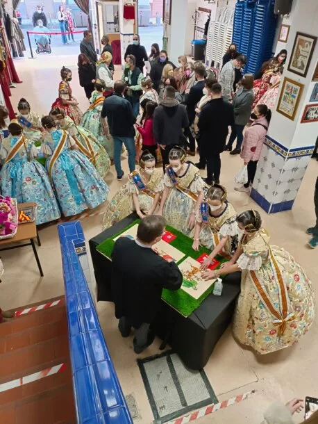 La corte de honor de la fallera mayor infantil de València, en la exposición de Lepanto-Don Juan de Austria