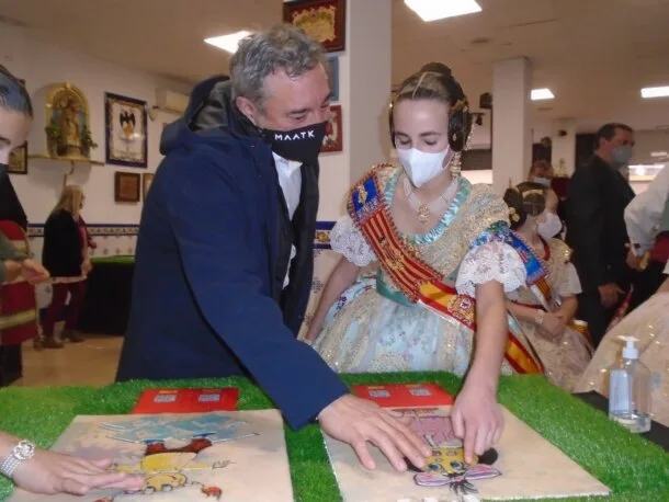 Rafael Gálvez (director de MAATK) y Nerea López (fallera mayor infantil de València 2022) visitando la exposición de Lepanto-Don Juan de Austria