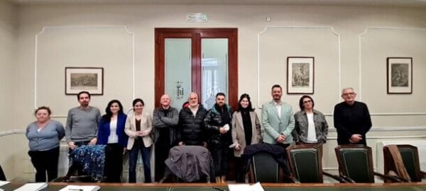 Manolo García Lleonart y Marina Puche, con el jurado de la falla municipal de València de 2023