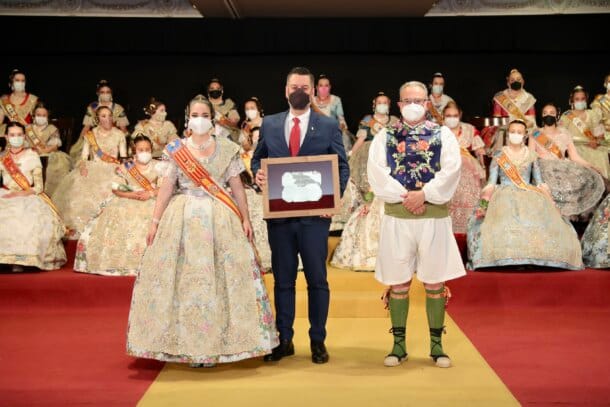 Carlos Galiana recibe el Ganxo d'Or de la Agrupación de Russafa