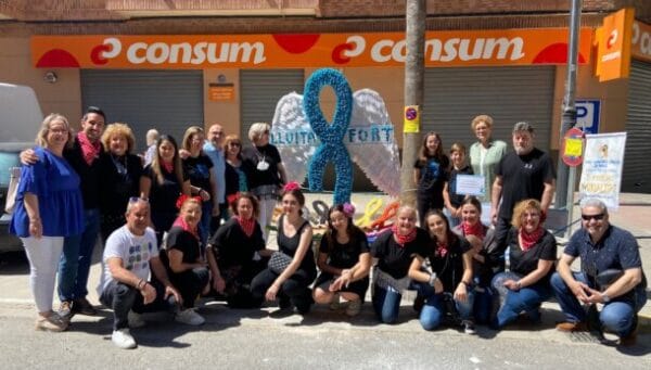 La AECC visita la cruz de mayo de la Falla Sant Valerià