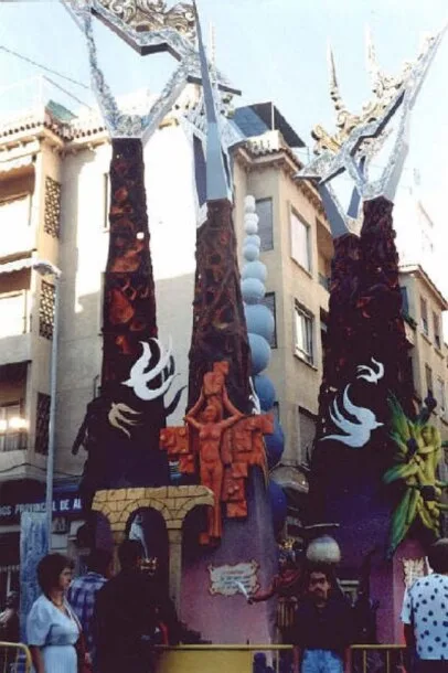 Hoguera Hernán Cortés de 1990, de Manuel Algarra (foto: Cendra Digital)