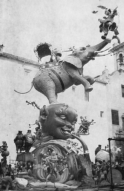 Falla Plaza del Pilar, 1970, de Pepet (foto: Foto Fallas Álbum Bayarri, https://fotosfallasbayarri.wordpress.com/) 