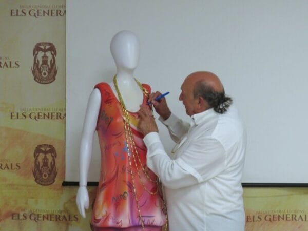 Francis Montesinos firma el ninot que subasta la Falla Els Generals