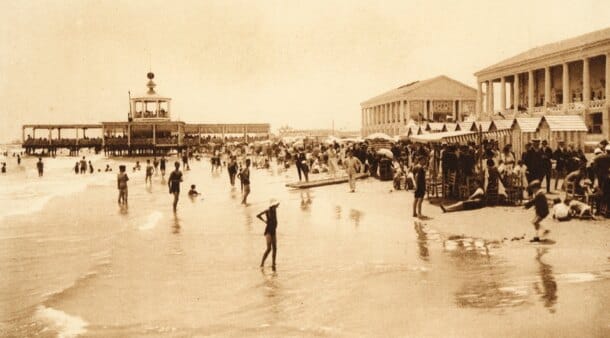 Postal de la playa de las Arenas, con el pabellón al fondo (fuente: Biblioteca Digital Valenciana)