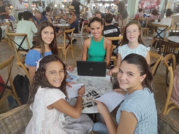 Noa Dacosta y su corte de honor con Sara Larrazábal