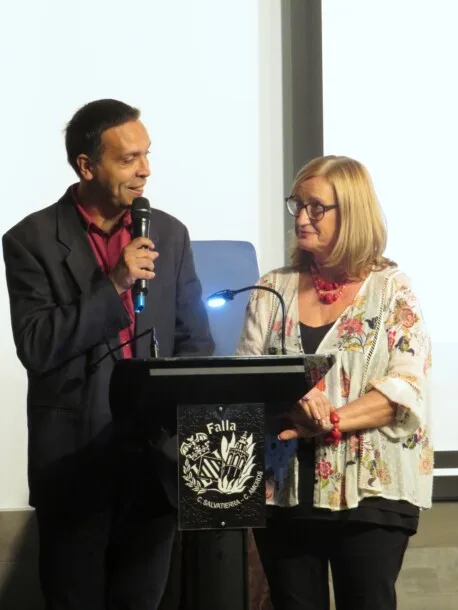 Javier Mozas y Marisa Martínez, en la presentación del libro del centenario de la Falla Conde de Salvatierra-Cirilo Amorós