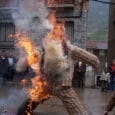 Quema del Judas en la Plaza Mayor durante el Domingo de Resurrección en Anguiano, La Rioja (Zarrio93, CC BY-SA 4.0, via Wikimedia Commons)