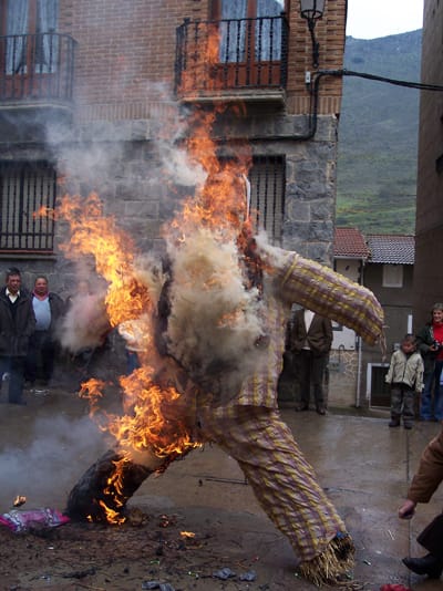 Quema del Judas en la Plaza Mayor durante el Domingo de Resurrección en Anguiano, La Rioja (Zarrio93, CC BY-SA 4.0, via Wikimedia Commons)