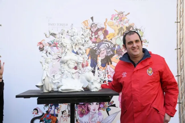 Paco Torres con la maqueta de la falla del Pilar 2023